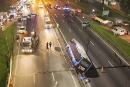 accidente-en-general-paz:-un-colectivo-de-la-linea-108-choco-contra-un-auto-y-quedo-sobre-el-muro-divisorio-de-hormigon