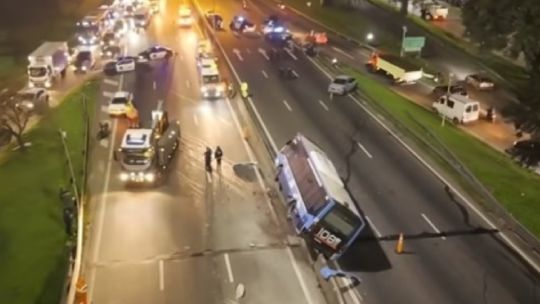 accidente-en-general-paz:-un-colectivo-de-la-linea-108-choco-contra-un-auto-y-quedo-sobre-el-muro-divisorio-de-hormigon
