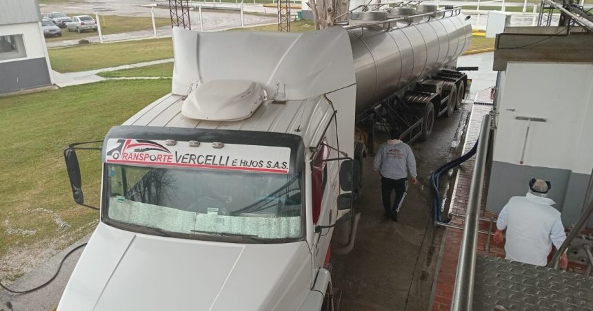 “es-un-gran-paso”:-tras-mas-de-6-meses-paralizada-y-varios-conflictos-con-el-gremio,-una-lactea-volvio-a-producir-quesos-para-exportar