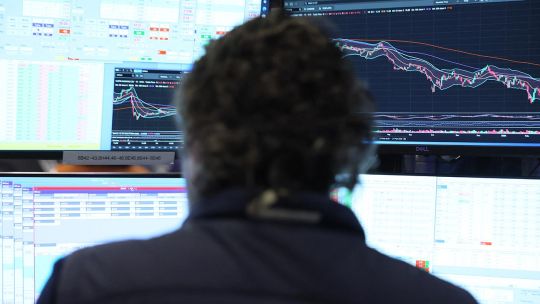 el-dolar-roza-los-$1.500-y-genera-tensiones-en-el-mercado:-que-pasa-con-las-acciones,-los-bonos-y-el-riesgo-pais