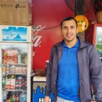 de-garupa-a-encarnacion:-el-pintor-misionero-que-cruza-la-frontera-todos-los-dias-para-trabajar-en-una-chiperia