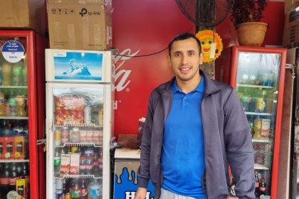 de-garupa-a-encarnacion:-el-pintor-misionero-que-cruza-la-frontera-todos-los-dias-para-trabajar-en-una-chiperia
