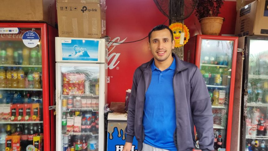 de-garupa-a-encarnacion:-el-pintor-misionero-que-cruza-la-frontera-todos-los-dias-para-trabajar-en-una-chiperia