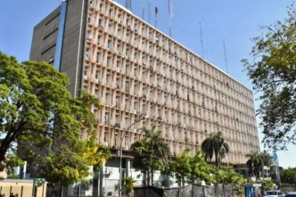 confirmaron-cuando-cobran-los-estatales-de-chaco:-los-sueldos-llegan-con-5%-de-aumento