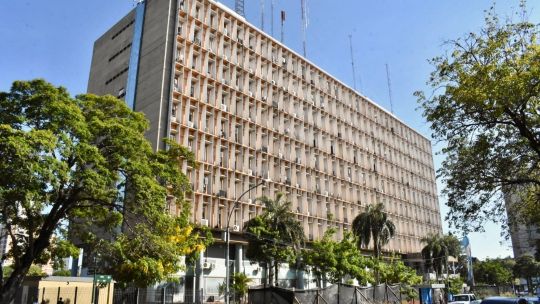confirmaron-cuando-cobran-los-estatales-de-chaco:-los-sueldos-llegan-con-5%-de-aumento