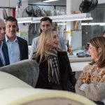 karina-milei-se-pone-al-frente-de-las-recorridas-por-la-ciudad-y-visito-una-fabrica-de-muebles-en-lugano