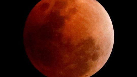 eclipse-lunar-2026:-a-que-hora-y-donde-ver-la-luna-de-sangre-en-la-argentina