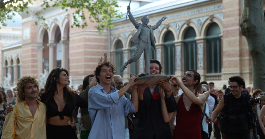 una-escultura-de-federico-garcia-lorca-recorrio-madrid-a-90-anos-de-su-fusilamiento