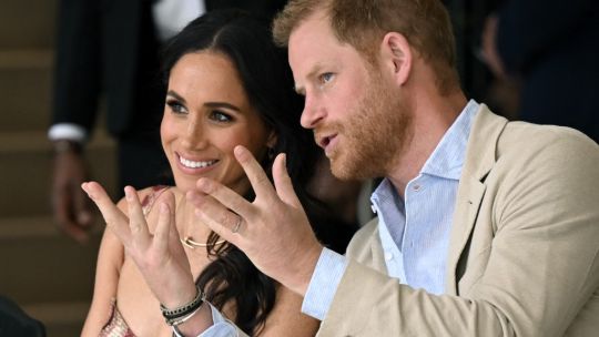 tras-anos-de-errores-y-rencores,-harry-y-meghan-regresan-al-reino-unido-y-los-britanicos-se-preguntan-por-que