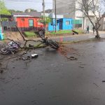 se-desprendio-un-trailer-policial-en-posadas-y-varias-motos-secuestradas-terminaron-sobre-la-avenida-san-martin