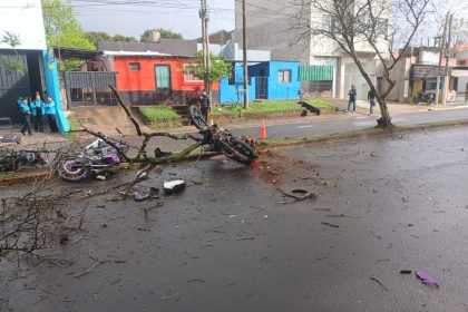 se-desprendio-un-trailer-policial-en-posadas-y-varias-motos-secuestradas-terminaron-sobre-la-avenida-san-martin