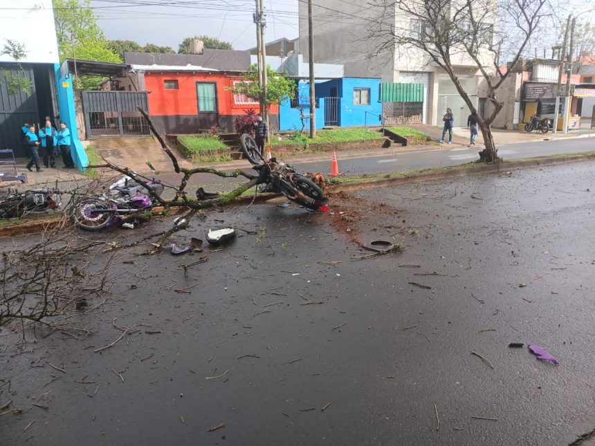 se-desprendio-un-trailer-policial-en-posadas-y-varias-motos-secuestradas-terminaron-sobre-la-avenida-san-martin