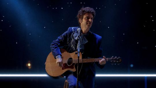 cuando-los-muertos-vuelven-a-tocar:-el-fenomeno-de-los-hologramas-en-la-musica