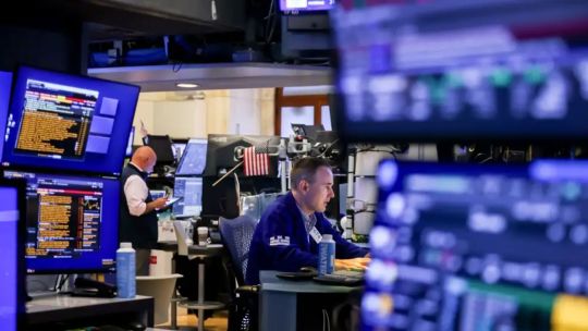 el-riesgo-pais-trepa-a-maximos-desde-mayo-pese-a-la-suba-de-las-acciones-y-un-dolar-estable