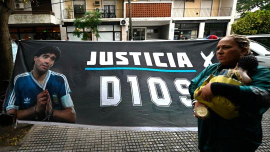 maradona-death-trial-on-hold-amid-suspected-father-son-kidney-test-mix-up