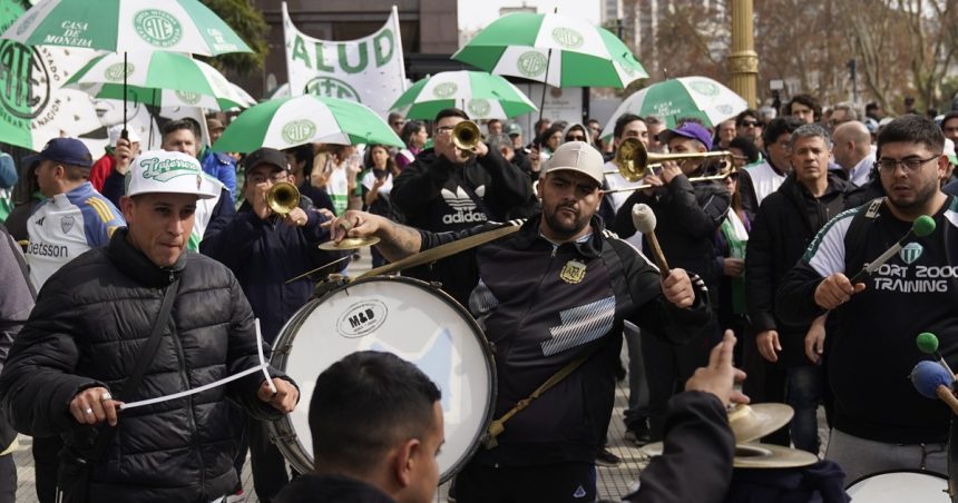 por-el-aumento-a-las-universidades-nacionales,-en-junio-los-salarios-registrados-subieron-el-2,4%-versus-una-inflacion-del-1,9%
