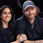 el-principe-harry-y-meghan-markle-preparan-su-regreso-al-reino-unido-y-la-decision-sorprendio-al-rey-carlos-iii