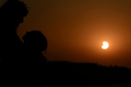 la-nasa-destaca-el-historico-tono-dorado-de-la-corona-solar-captado-en-el-eclipse-total-desde-espana