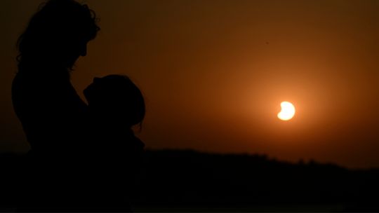 la-nasa-destaca-el-historico-tono-dorado-de-la-corona-solar-captado-en-el-eclipse-total-desde-espana
