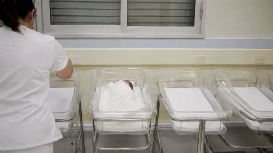 tras-los-dichos-de-milei-sobre-el-aborto,-especialistas-senalan:-“la-caida-de-los-nacimientos-viene-desde-el-ano-2015”