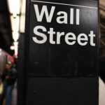 los-papeles-argentinos-rebotaron-en-wall-street-y-el-riesgo-pais-bajo-tras-14-ruedas,-mientras-el-dolar-se-mantuvo-estable