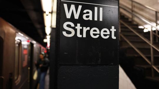 los-papeles-argentinos-rebotaron-en-wall-street-y-el-riesgo-pais-bajo-tras-14-ruedas,-mientras-el-dolar-se-mantuvo-estable