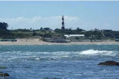 mira-la-misteriosa-isla-que-emergio-frente-al-faro-de-punta-mogotes-en-mar-del-plata
