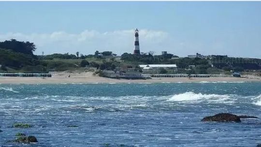 mira-la-misteriosa-isla-que-emergio-frente-al-faro-de-punta-mogotes-en-mar-del-plata
