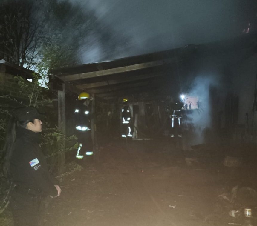 una-mujer-murio-durante-un-incendio,-pero-la-policia-descubrio-lesiones-en-su-cuello-y-por-eso-demoraron-a-su-pareja-mientras-investigan-las-circunstancias-del-hecho