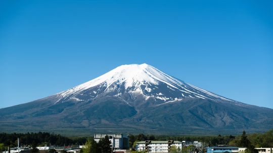 un-hombre-dejo-a-su-hijo-de-7-anos,-solo-a-2000-metros-de-altura,-y-siguio-escalando-el-monte-fuji…