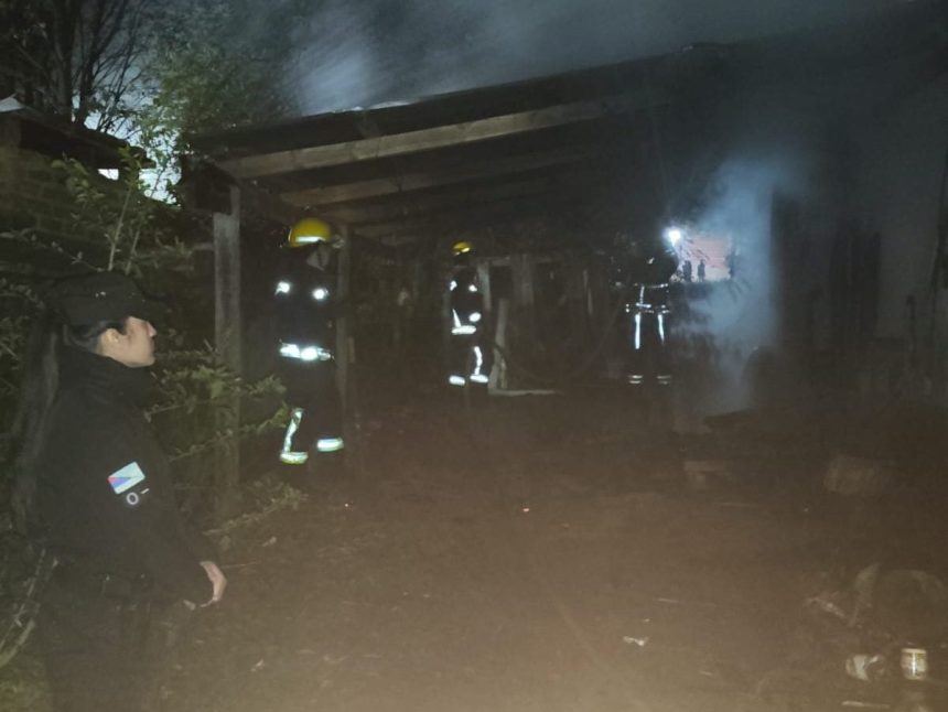 una-mujer-murio-en-el-incendio-de-su-casa-en-jardin-america-y-sospechan-que-fue-intencional:-su-pareja-permanece-demorado