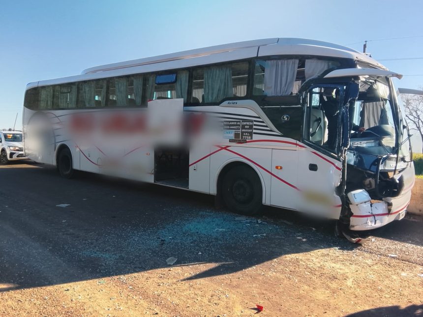 un-colectivo-colisiono-contra-un-carreton-en-la-ruta-105:-cuatro-pasajeros-fueron-hospitalizados