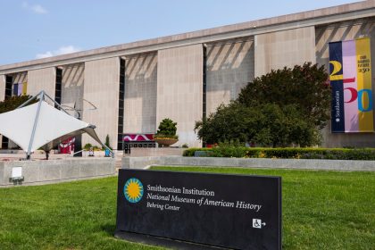 trump-ordena-colocar-carteles-en-museo-de-historia-que-adviertan-su-“sesgo-ideologico”