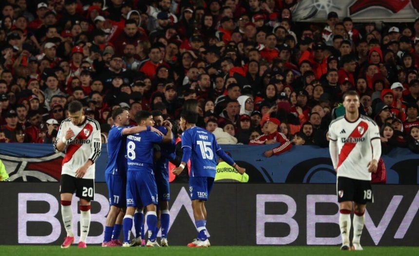 reparto-de-puntos-en-el-monumental:-river-iba-ganando-2-0-pero-velez-se-hizo-fuerte-en-el-segundo-tiempo-y-lo-empato