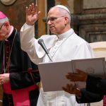 en-la-previa-a-su-viaje-a-la-argentina,-el-papa-leon-xiv-recibio-al-arzobispo-de-lujan-en-el-vaticano