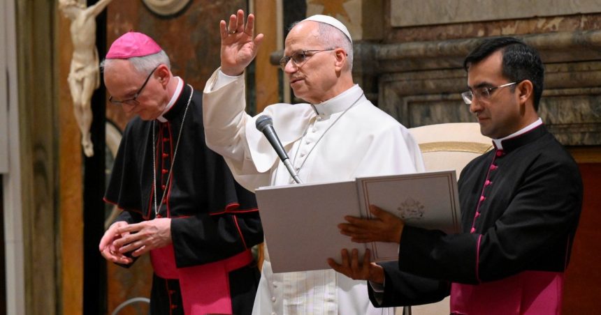 en-la-previa-a-su-viaje-a-la-argentina,-el-papa-leon-xiv-recibio-al-arzobispo-de-lujan-en-el-vaticano