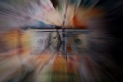 sube-el-dolar:-arranco-la-semana-por-encima-del-“techo”-de-$1.500-mientras-baja-el-riesgo-pais