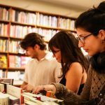 ocho-de-cada-diez-libros-que-la-gente-compra-son-para-resolver-problemas-economicos-y-sociales