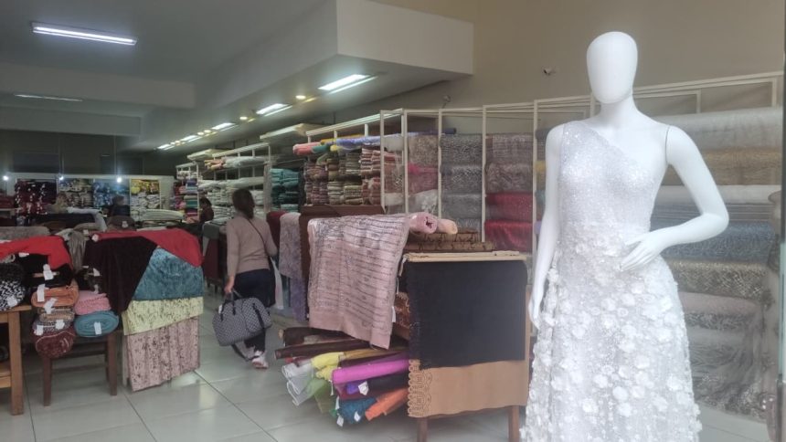 comercio-fronterizo:-los-preparativos-de-la-estudiantina-posadena-movilizan-a-las-tiendas-textiles-de-encarnacion