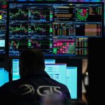 lunes-en-verde:-suben-acciones-y-bonos-argentinos-y-el-riesgo-pais-cede-hasta-los-500-puntos