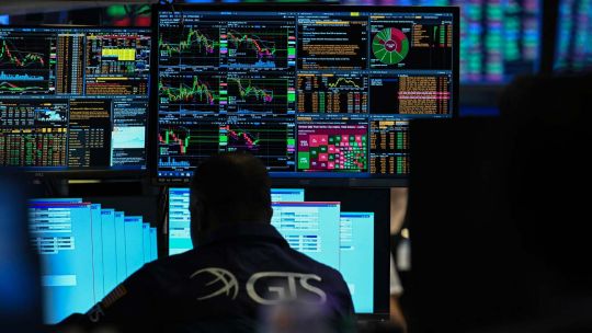 lunes-en-verde:-suben-acciones-y-bonos-argentinos-y-el-riesgo-pais-cede-hasta-los-500-puntos