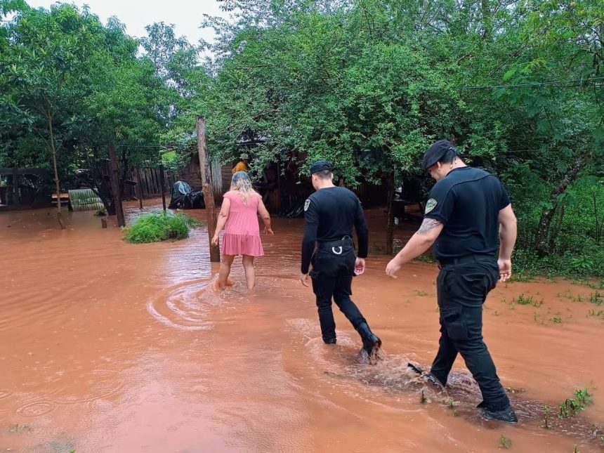 la-policia-comenzo-el-censo-de-familias-para-coordinar-posibles-evacuaciones-por-el-fenomeno-de-el-nino