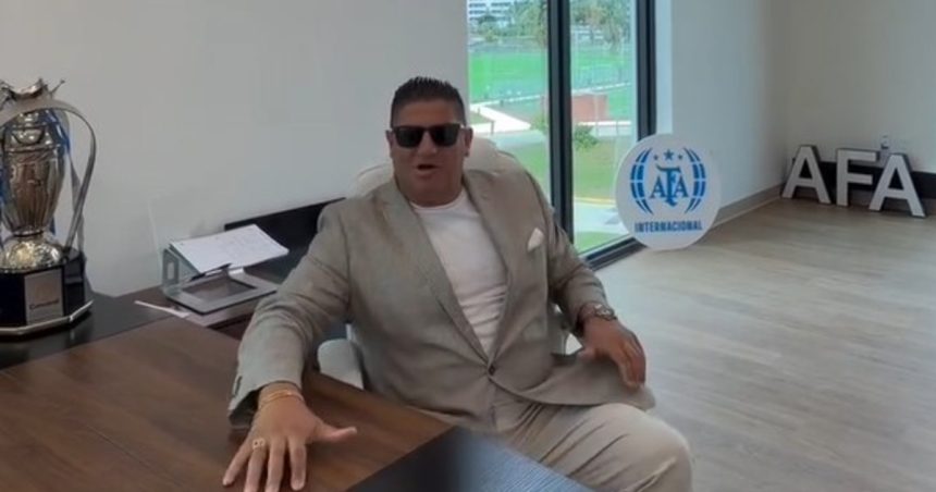 mientras-la-investigan-por-corrupcion-en-estados-unidos,-la-afa-se-asocia-en-miami-a-un-bizarro-pastor-de-famosos
