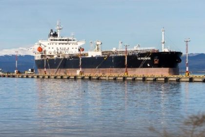 “con-un-presidente-que-tiene-de-idola-a-thatcher-esto-no-iba-a-terminar-bien”:-crece-el-enojo-en-tierra-del-fuego-por-el-amarre-de-un-buque-petrolero-britanico-en-un-puerto-intervenido-por-el-gobierno