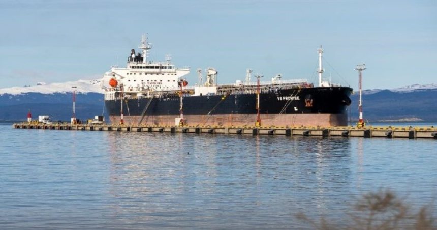 “con-un-presidente-que-tiene-de-idola-a-thatcher-esto-no-iba-a-terminar-bien”:-crece-el-enojo-en-tierra-del-fuego-por-el-amarre-de-un-buque-petrolero-britanico-en-un-puerto-intervenido-por-el-gobierno