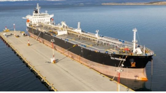 tierra-del-fuego-protesto-por-el-amarre-de-un-buque-petrolero-britanico-y-reclamo-el-fin-de-la-intervencion-nacional-sobre-su-puerto
