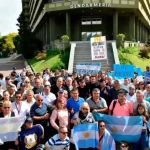 fuerzas-de-seguridad-federales-protestaron-frente-al-edificio-centinela-por-salarios-y-cobertura-de-salud:-gobierno-nacional-ofrecio-100-mil-pesos-en-tres-cuotas