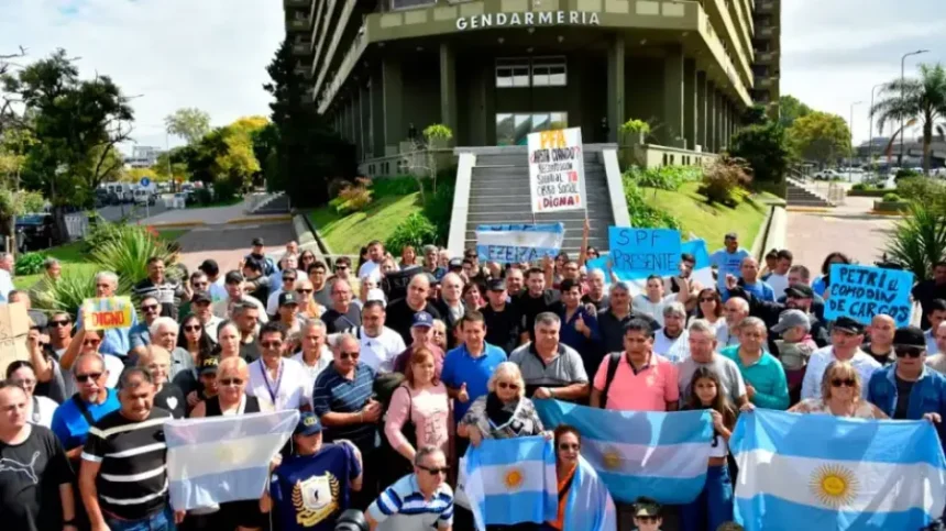 fuerzas-de-seguridad-federales-protestaron-frente-al-edificio-centinela-por-salarios-y-cobertura-de-salud:-gobierno-nacional-ofrecio-100-mil-pesos-en-tres-cuotas