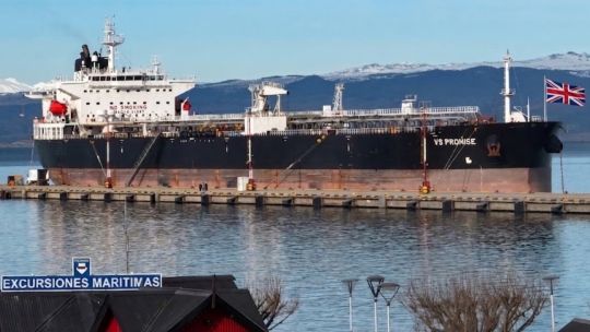 como-es-el-vs-promise,-el-buque-petrolero-britanico-que-esta-amarrado-en-tierra-del-fuego-y-que-hace-ahi
