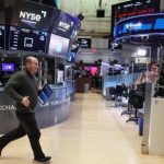 caen-los-papeles-argentinos-en-wall-street-mientras-que-el-dolar-se-mantiene-al-alza